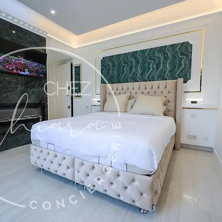 Your Champs Elysees Calm And Stylish * Parijs